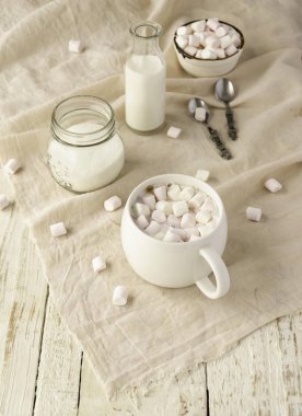 Beyaz fincan kakao ve şekerleme, seçici odak ile