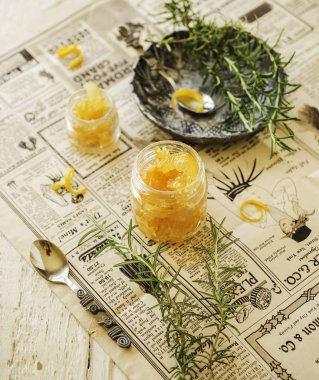 rosemary, seçici odak ile küçük kavanozların içinde portakal marmelat