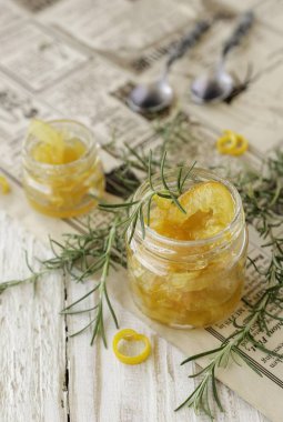 rosemary, seçici odak ile küçük kavanozların içinde portakal marmelat