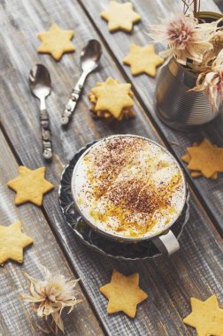 sıcak kakao fincan kurabiye aromalı. seçici odak, üstten görünüm