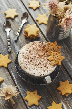 sıcak kakao fincan kurabiye aromalı. seçici odak, üstten görünüm