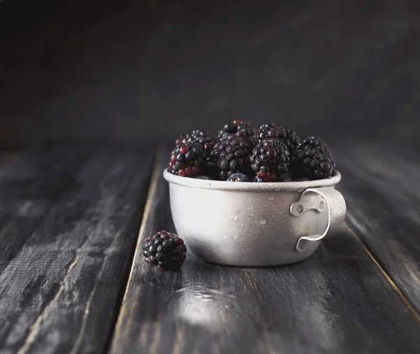 Mûres crues fraîches dans une tasse en métal, foyer sélectif — Photo