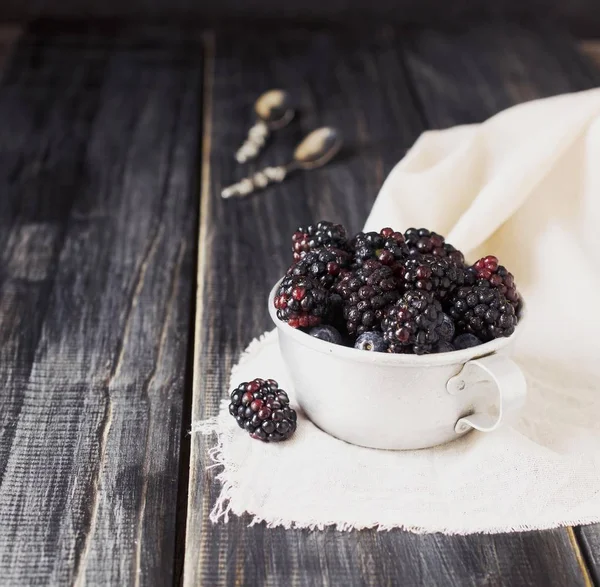 metal Kupası, seçici odak taze çiğ böğürtlen