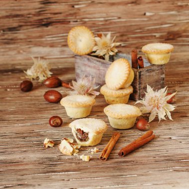 metin için deli ve tarçın, yer ile küçük yuvarlak Noel kek