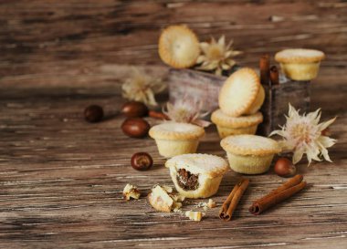 metin için deli ve tarçın, yer ile küçük yuvarlak Noel kek