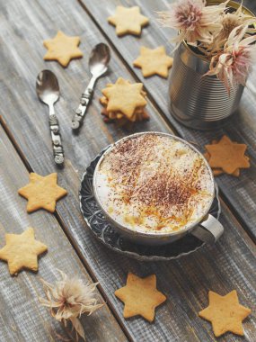 sıcak kakao fincan kurabiye aromalı. seçici odak, üstten görünüm