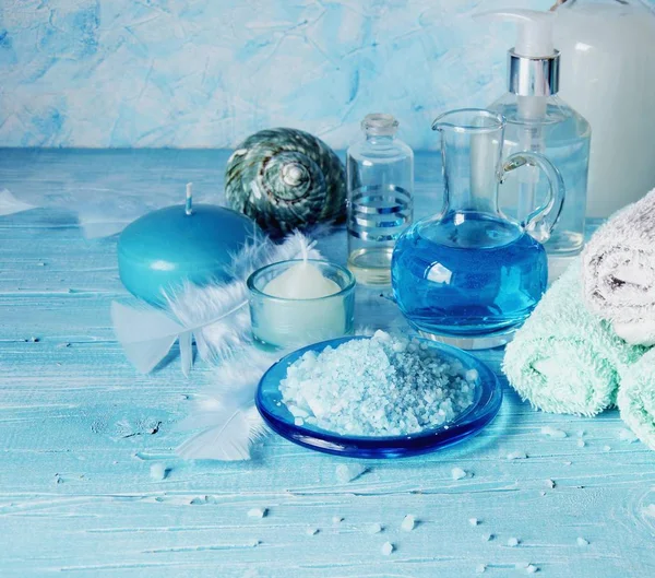 Instellen voor spa met handdoeken, zeezout en aromatische oliën, selectieve aandacht — Stockfoto