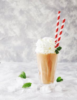 mermer bir tabloda, seçici odak pembe milkshake buz küpleri ve nane yaprakları