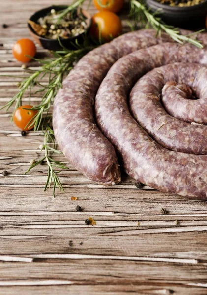 Salsichas de carne crua, foco seletivo — Fotografia de Stock