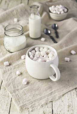 Beyaz fincan kakao ve şekerleme, seçici odak ile