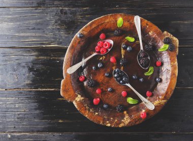 taze olgun çilek ahududu böğürtlen ve yaban mersini, üstten görünüm
