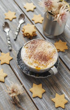 sıcak kakao fincan kurabiye aromalı. seçici odak, üstten görünüm