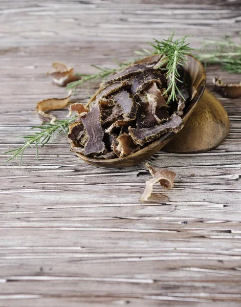 Carne sacudida, vaca, ciervo, bestia salvaje o biltong en cuencos de madera en una mesa rústica — Foto de Stock