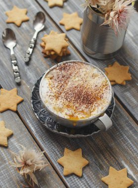 sıcak kakao fincan kurabiye aromalı. seçici odak, üstten görünüm