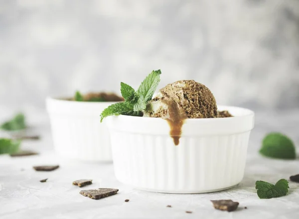 Helado de menta de chocolate en cuencos blancos con trozos de chocolate y hojas de menta en una mesa de mármol —  Fotos de Stock