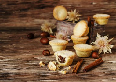 metin için deli ve tarçın, yer ile küçük yuvarlak Noel kek