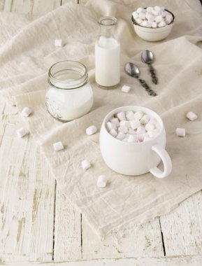 Beyaz fincan kakao ve şekerleme, seçici odak ile