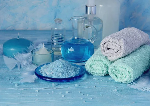 Set pentru spa cu prosoape, sare și uleiuri aromatice, focalizare selectivă — Fotografie, imagine de stoc