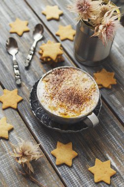 sıcak kakao fincan kurabiye aromalı. seçici odak, üstten görünüm