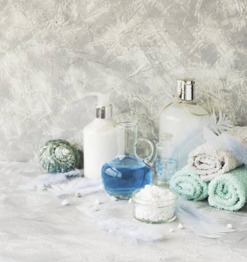 Havlu, seçici odak bir yığın bir beyaz mermer masada Spa ayarla