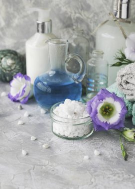 Havlu, seçici odak bir yığın bir beyaz mermer masada Spa ayarla