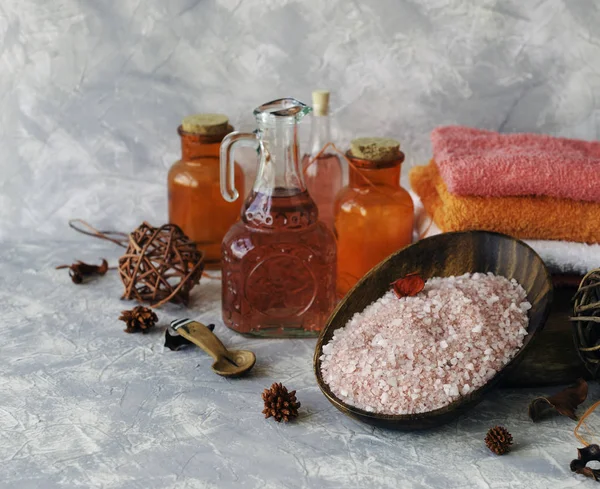 Set for spa with towels, salt and aromatic oils, selective focus — Stock Photo, Image