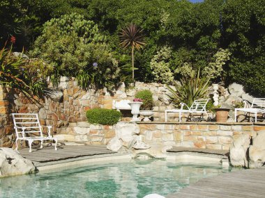 Retro güneş yatak mavi Yüzme Havuzu kenarında kayalar, seyahat, seçici odak kavramının