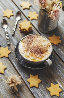 sıcak kakao fincan kurabiye aromalı. seçici odak, üstten görünüm