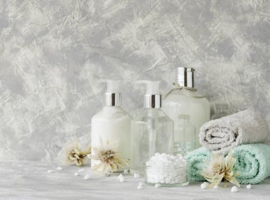 Havlu, seçici odak bir yığın bir beyaz mermer masada Spa ayarla