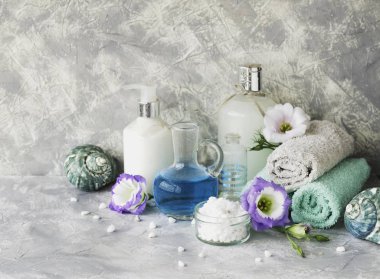 Havlu, seçici odak bir yığın bir beyaz mermer masada Spa ayarla