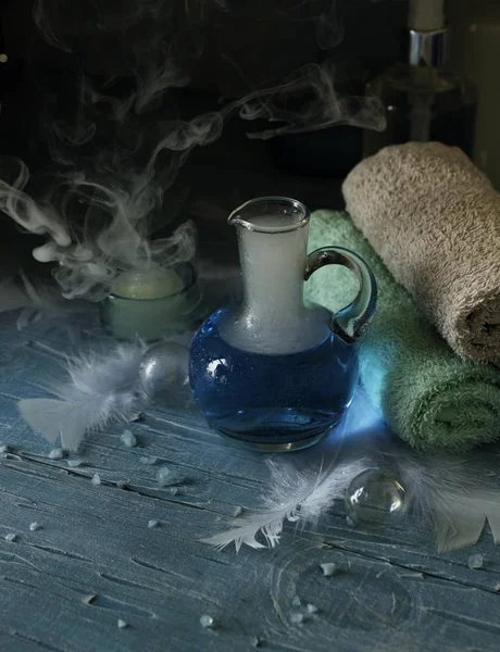 Zestaw dla spa z ręcznikami, soli i aromatycznych olejków, Selektywny fokus — Zdjęcie stockowe