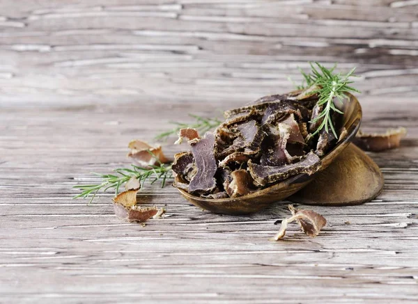 kızarmış et, inek, geyik, vahşi hayvan veya biltong bir rustik masada ahşap kase