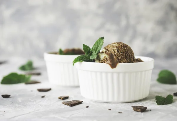 Helado de menta de chocolate en cuencos blancos con trozos de chocolate y hojas de menta en una mesa de mármol —  Fotos de Stock