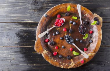 taze olgun çilek ahududu böğürtlen ve yaban mersini, üstten görünüm