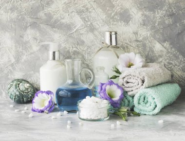 Havlu, seçici odak bir yığın bir beyaz mermer masada Spa ayarla