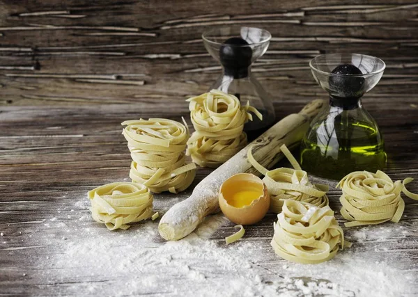 Un ensemble de produits pour la cuisson des pâtes avec de la farine de blé, un focus sélectif — Photo