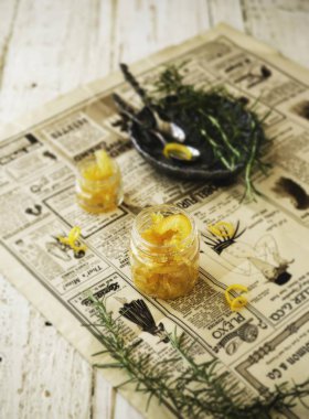rosemary, seçici odak ile küçük kavanozların içinde portakal marmelat
