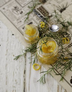 rosemary, seçici odak ile küçük kavanozların içinde portakal marmelat