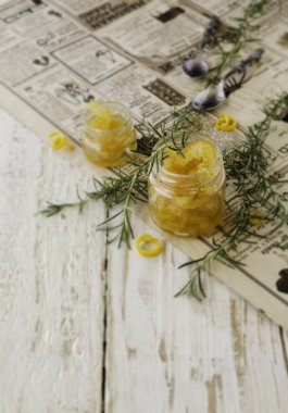 rosemary, seçici odak ile küçük kavanozların içinde portakal marmelat