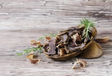 kızarmış et, inek, geyik, vahşi hayvan veya biltong bir rustik masada ahşap kase