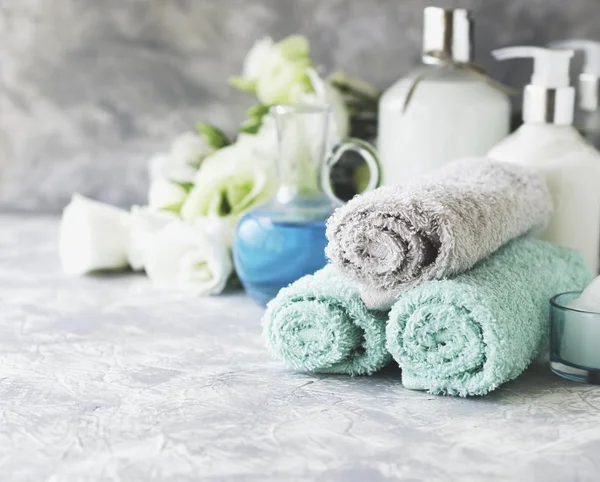 Havlu, seçici odak bir yığın bir beyaz mermer masada Spa ayarla