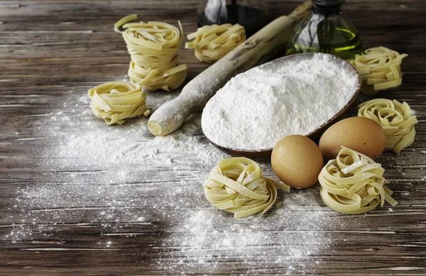 En uppsättning produkter för matlagning pasta med vetemjöl, selektiv fokus — Stockfoto