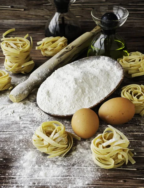 Un conjunto de productos para cocinar pasta con harina de trigo, un enfoque selectivo — Foto de Stock