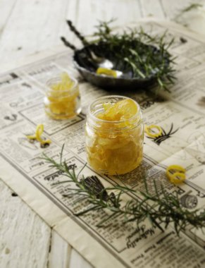 rosemary, seçici odak ile küçük kavanozların içinde portakal marmelat