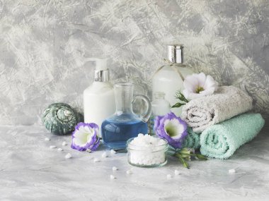 Havlu, seçici odak bir yığın bir beyaz mermer masada Spa ayarla