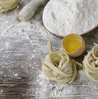 Buğday unu, bir seçici odak ile makarna yemek pişirmek için bir dizi