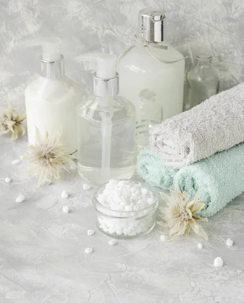 Spa instellen op een wit marmeren tafel met een stapel handdoeken, selectieve aandacht — Stockfoto
