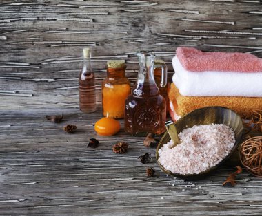 Spa havlu, tuz ve aromatik yağlar, seçici odak için ayarla