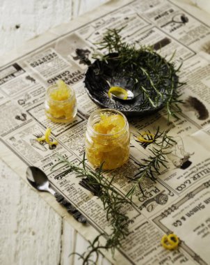 rosemary, seçici odak ile küçük kavanozların içinde portakal marmelat
