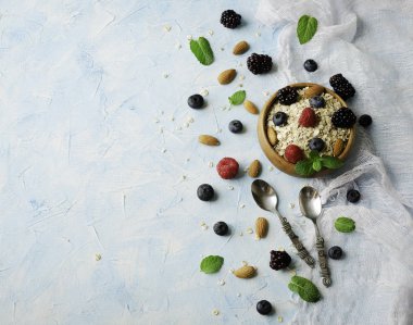 Sağlıklı kahvaltı yulaf gevreği, ahududu çilek, yaban mersini, seçici odak ile